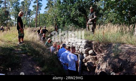 Halberstadt, Deutschland. September 2023. Historische Schauspieler führen Besucher durch die Medingschanze. Die Medingschanze, wohl der einzige erhaltene Schaugraben aus der Zeit des 1. Weltkriegs auf deutschem Boden, kann bei organisierten Führungen in den Spiegelsbergen besichtigt werden. Quelle: Matthias Bein/dpa/Alamy Live News Stockfoto