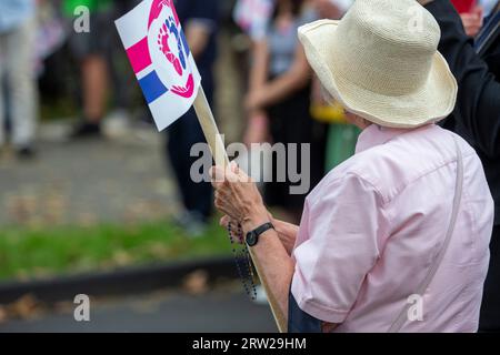 Köln, Deutschland. September 2023. Ein Teilnehmer des „Marsches um das Leben“ hält den Rosenkranz während der Demonstration in der Hand. Quelle: Thomas Banneyer/dpa/Alamy Live News Stockfoto