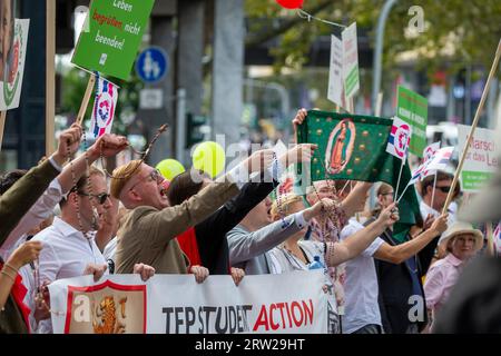 Köln, Deutschland. September 2023. Teilnehmer des „Marsches für das Leben“ halten den Rosenkranz während der Demonstration in den Händen. Quelle: Thomas Banneyer/dpa/Alamy Live News Stockfoto