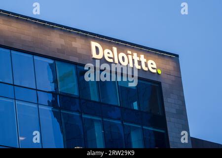 Deloitte Touche Tohmatsu Limited Banner. Britisches Professional Services Network und Buchhaltungsfirmen bieten Audit, Risk and Financial Advisory usw. an Stockfoto