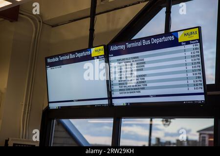 Halifax Bus Transit Timings werden auf einer riesigen Informationstafel angezeigt. Abfahrtszeiten Des Regionalen Bustransports In Halifax. HALIFAX, NOVA SCOTIA, KANADA Stockfoto