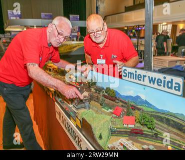 Troon, Großbritannien. September 2023. Die Ayr Model Railway Group veranstaltete ihre jährliche Modelleisenbahnausstellung in Troon, Schottland, Großbritannien, mit Exponaten und Sets, die von Einzelpersonen und anderen Modellclubs aus ganz Schottland gebaut wurden. Bild von John Mendie und Iain Mitchell vom Falkirk Model Railway Club, die an ihrem „TT“-Spurmodell von Smierweida arbeiten. Quelle: Findlay/Alamy Live News Stockfoto