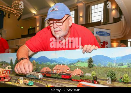 Troon, Großbritannien. September 2023. Die Ayr Model Railway Group veranstaltete ihre jährliche Modelleisenbahnausstellung in Troon, Schottland, Großbritannien, mit Exponaten und Sets, die von Einzelpersonen und anderen Modellclubs aus ganz Schottland gebaut wurden. Bild von IAIN MITCHELL vom Falkirk Model Railway Club, der an seinem TT-Spurmodell von Smierweda arbeitet. Quelle: Findlay/Alamy Live News Stockfoto