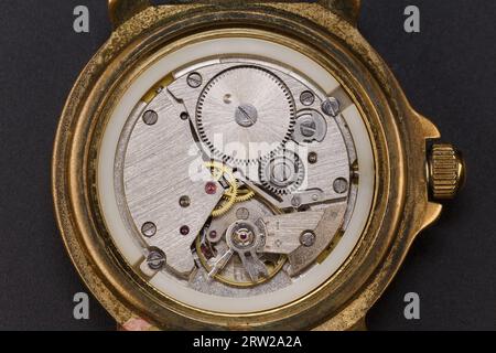 Uhrwerk einer alten Armbanduhr. Makrofotografie Stockfoto