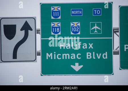 Wegbeschreibungen zu den wichtigsten Highways 102, 111, 118 und zum Flughafen durch Halifax. Nova Scotia Highways. Der Highway 111 ist eine Autobahn in der Nähe. HALIFAX. Stockfoto