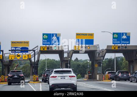 Ein Auto fährt in einen toll Plaza. MACPASS-Banner an einer toll Plaza. MAC PASS ist ein elektronisches Mautsystem für Halifax Harbour Bridges HHB. HALIFAX, NOVA SCOTIA Stockfoto