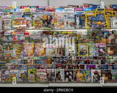 Zeitungskiosk mit verschiedenen Zeitschriften. Beliebte Zeitschriften und Zeitschriften in einem Buchregal in einem Geschäft. HALIFAX, NOVA SCOTIA, KANADA Stockfoto