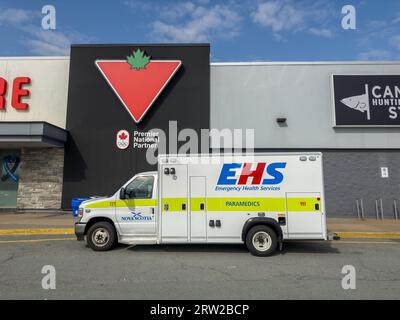 Rettungssanitäter EHS-Notfallhelfer, die auf einen Notfall reagieren und einem Patienten helfen. EMR-Krankenwagen im Dienst. HALIFAX, NICHTRAUCHER Stockfoto