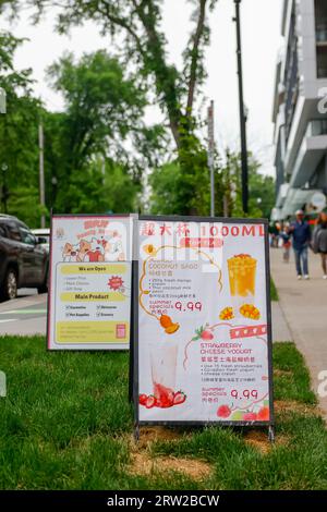 Sommer-Sonderangebot: Buntes Straßenbanner mit einem Juice and Tea Shop. Chinesischer Saftladen in einer Straße in HALIFAX, NOVA SCOTIA, KANADA Stockfoto