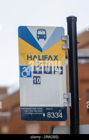 Halifax Transit Bus Haltestelle Information Schild mit mehreren Buslinien Nummern, Handicap Zugang und Stoppnummer für die Verfolgung. HALIFAX, NOVA SCOTIA, CA Stockfoto