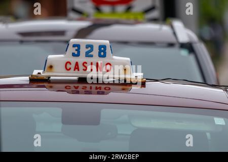 Casino Taxi Taxi Taxi wartet am Bordstein auf der Straßenseite. Seit 1928 verkehren die größten Taxi- und Taxiverbindungen in Atlantic Canada und HRM. Stockfoto