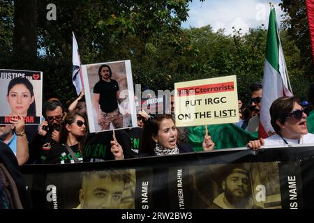 London, Vereinigtes Königreich. September 2023. Am Jahrestag des Todes von Mahsa Amini marschieren die Menschen, um Solidarität mit der iranischen Bevölkerung Laura Gaggero/Alamy Live News zu zeigen. Stockfoto