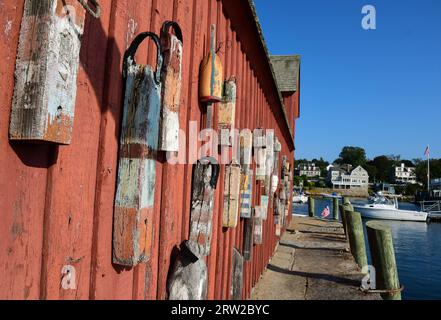 Rockport, Massachusetts, Bootshaus mit Bojen bedeckt. Stockfoto