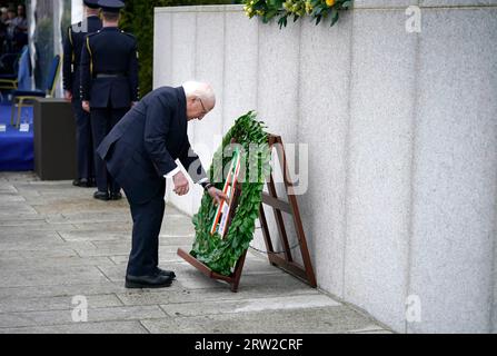 Präsident Michael D Higgins legt einen Kranz bei der Enthüllung eines Garda Siochana Monument of Remembrance im Hauptquartier von Garda, Phoenix Park in Dublin. Bilddatum: Samstag, 16. September 2023. Stockfoto