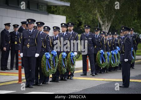 Garda hält Kränze während der Enthüllung eines Garda Siochana Monument of Remembrance im Hauptquartier von Garda, Phoenix Park in Dublin. Bilddatum: Samstag, 16. September 2023. Stockfoto