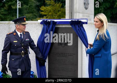 Garda-Kommissar Drew Harris und Justizministerin Helen McEntee bei der Enthüllung eines Garda-Siochana-Denkmals im Hauptquartier von Garda, Phoenix Park in Dublin. Bilddatum: Samstag, 16. September 2023. Stockfoto