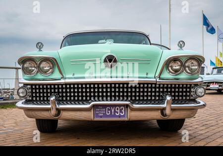 Lelystad, Niederlande, 18.06.2023, Vorderansicht des Oldtimer Buick Super Riviera vom 1958 beim National Oldtimer Day Stockfoto