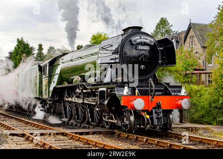 Flying Scotsman Steam Train at Boat of Garten Scotland der grüne Zug stationär mit Dampf Stockfoto