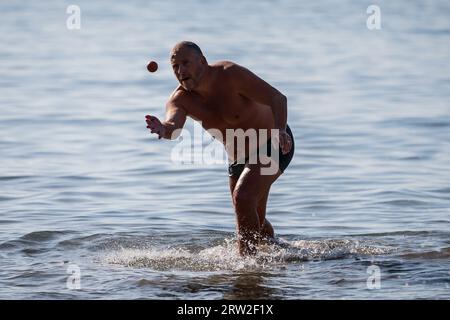 Zagreb, Kroatien. September 2023. Die Leute nehmen an der Feier des 100-jährigen Spiels von Picigin am Bacvice Beach, in Split, Kroatien, am 16. September 2023 Teil. Picigin ist ein sehr interessantes und lustiges Spiel, das mit einem kleinen Ball am Sandstrand in den Untiefen gespielt wird. Es wurde in Split gegründet und gilt als „die berühmteste Sportart“ und der bekannteste Spielplatz für Picigin sind Bacvice, ein Sandstrand im Zentrum von Split. Foto: Zvonimir Barisin/PIXSELL Credit: Pixsell/Alamy Live News Stockfoto