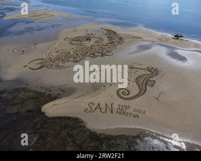 Dubrovnik, Kroatien. September 2023. Das Luftbild vom 16. September 2023 zeigt das dritte Sand Art Festival in Ploce, Kroatien. Zum dritten Mal in Folge, am Zusammenfluss des herrlichen Flusses Neretva mit der Adria, trifft ein einzigartiges Festival Künstler aus Kroatien in den Bereichen bildende Kunst und Performance. Foto: Grgo Jelavic/PIXSELL Credit: Pixsell/Alamy Live News Stockfoto