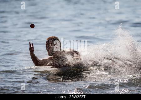 Zagreb, Kroatien. September 2023. Die Leute nehmen an der Feier des 100-jährigen Spiels von Picigin am Bacvice Beach, in Split, Kroatien, am 16. September 2023 Teil. Picigin ist ein sehr interessantes und lustiges Spiel, das mit einem kleinen Ball am Sandstrand in den Untiefen gespielt wird. Es wurde in Split gegründet und gilt als „die berühmteste Sportart“ und der bekannteste Spielplatz für Picigin sind Bacvice, ein Sandstrand im Zentrum von Split. Foto: Zvonimir Barisin/PIXSELL Credit: Pixsell/Alamy Live News Stockfoto