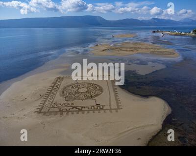 Dubrovnik, Kroatien. September 2023. Das Luftbild vom 16. September 2023 zeigt das dritte Sand Art Festival in Ploce, Kroatien. Zum dritten Mal in Folge, am Zusammenfluss des herrlichen Flusses Neretva mit der Adria, trifft ein einzigartiges Festival Künstler aus Kroatien in den Bereichen bildende Kunst und Performance. Foto: Grgo Jelavic/PIXSELL Credit: Pixsell/Alamy Live News Stockfoto