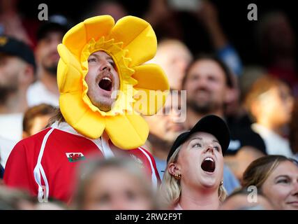 Walisische Fans singen ihre Nationalhymne vor der Rugby-Weltmeisterschaft 2023, dem Pool-C-Match im Stade de Nice, Frankreich. Bilddatum: Samstag, 16. September 2023. Stockfoto