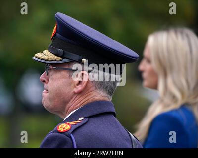 Garda-Kommissar Drew Harris und Justizministerin Helen McEntee bei der Enthüllung eines Garda-Siochana-Denkmals im Hauptquartier von Garda, Phoenix Park in Dublin. Bilddatum: Samstag, 16. September 2023. Stockfoto