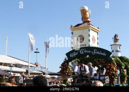 MÜNCHEN, Deutschland. September 2023. Auftakt zum Oktoberfest München 188, auch WIESN genannt, am Samstag, 16. September in München. Im Bild der KAEFER Wiesnschaenke endet die traditionelle Veranstaltung am 3. Oktober Das Oktoberfest ist das größte Volksfest der Welt und zieht jährlich rund sechs Millionen Besucher an. Jedes Jahr brechen neue Rekorde. Bild und Copyright. @ Arthur Thill /ATP Images (THILL Arthur/ATP/SPP) Credit: SPP Sport Press Photo. Alamy Live News Stockfoto