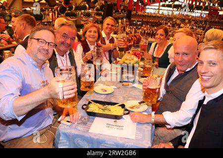 MÜNCHEN, Deutschland. September 2023. Auftakt zum Oktoberfest München 188, auch WIESN genannt, am Samstag, 16. September in München. Im Bild - die SPD-Politiker feiern mit Bier und traditionellem Essen., die traditionelle Veranstaltung endet am 3. Oktober Das Oktoberfest ist das größte Volksfest der Welt und zieht jährlich rund sechs Millionen Besucher an. Jedes Jahr brechen neue Rekorde. Bild und Copyright. @ Arthur Thill /ATP Images (THILL Arthur/ATP/SPP) Credit: SPP Sport Press Photo. Alamy Live News Stockfoto