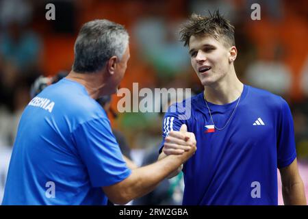 Von links aus schüttelt der nicht spielende Kapitän Jaroslav Navratil mit dem Spieler Jakub Mensik nach dem Sieg der Gruppe C im Davis Cup 2023 die Hände Stockfoto