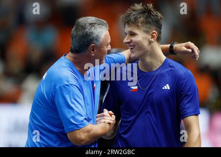 Von links aus schüttelt der nicht spielende Kapitän Jaroslav Navratil mit dem Spieler Jakub Mensik nach dem Sieg der Gruppe C im Davis Cup 2023 die Hände Stockfoto