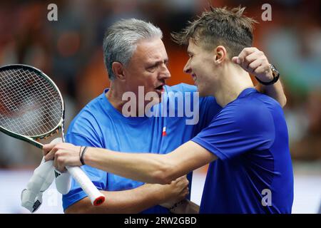 Von links aus schüttelt der nicht spielende Kapitän Jaroslav Navratil mit dem Spieler Jakub Mensik nach dem Sieg der Gruppe C im Davis Cup 2023 die Hände Stockfoto