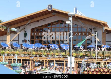 MÜNCHEN, Deutschland. September 2023. Auftakt zum Oktoberfest München 188, auch WIESN genannt, am Samstag, 16. September in München. Im Bild - Blick auf das Schuetzenfestzelt die traditionelle Veranstaltung endet am 3. Oktober Das Oktoberfest ist das größte Volksfest der Welt und zieht jährlich rund sechs Millionen Besucher an. Jedes Jahr brechen neue Rekorde. Bild und Copyright. @ Arthur Thill /ATP Images (THILL Arthur/ATP/SPP) Credit: SPP Sport Press Photo. Alamy Live News Stockfoto