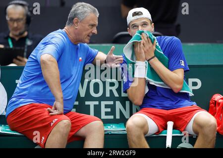 Von links spricht der tschechische Tenniskapitän Jaroslav Navratil mit dem Spieler Jakub Mensik während des Spiels der Gruppe C im Davis Cup 2023 gegen Dusan Lai Stockfoto