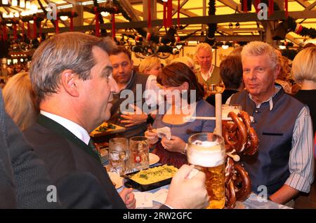 MÜNCHEN, Deutschland, 16. September 2023: Der Bürgermeister der Stadt München Dieter REITER eröffnet am Samstag, den 16. September, das Oktoberfest München 188, auch WIESN genannt, im Schottenhamel Bierzelt. September in München. Im Bild auch (L) Markus S…DER, SOEDER, deutscher Politiker, seit 2018 Ministerpräsident Bayerns und seit 2019 Leiter der Christlichen Sozialunion in Bayern (CSU). Die traditionelle Veranstaltung endet am 3. Oktober Das Oktoberfest ist das größte Volksfest der Welt und zieht jährlich rund sechs Millionen Besucher an. Jedes Jahr geht es weiter Stockfoto