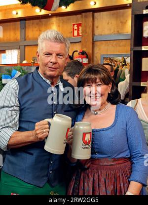 MÜNCHEN, Deutschland. , . Der Münchner Bürgermeister Dieter REITER und seine Frau Petra Reiter eröffnen am 16. Samstag das Oktoberfest München 188, auch WIESN genannt, im Schottenhamel Bierzelt. September in München. Die traditionelle Veranstaltung endet am 3. Oktober Das Oktoberfest ist das größte Volksfest der Welt und zieht jährlich rund sechs Millionen Besucher an. Jedes Jahr brechen neue Rekorde. Bild und Copyright. @ Michael NAGY, City Press Office /ATP Images (Michael Nagy/ATP/SPP) Credit: SPP Sport Press Photo. Alamy Live News Stockfoto