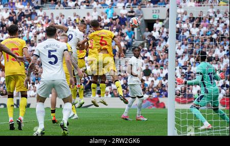 Tottenham Hotspurs Richarlison erzielt das erste Tor ihrer Mannschaft im Spiel der Premier League im Tottenham Hotspur Stadium in London. Bilddatum: Samstag, 16. September 2023. Stockfoto