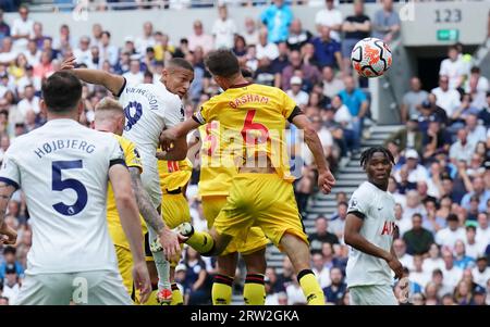 Tottenham Hotspurs Richarlison erzielt das erste Tor ihrer Mannschaft im Spiel der Premier League im Tottenham Hotspur Stadium in London. Bilddatum: Samstag, 16. September 2023. Stockfoto