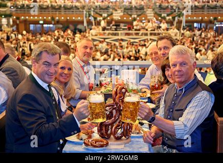 MÜNCHEN, Deutschland, 16. September 2023: Der Münchner Bürgermeister Dieter REITER und seine Frau Petra REITER starten am 16. September 188 im Schottenhamel Bierzelt das Oktoberfest München, auch WIESN genannt. September in München. Im Bild auch (L) Markus S…DER, SOEDER, deutscher Politiker, seit 2018 Ministerpräsident Bayerns und seit 2019 Leiter der Christlichen Sozialunion in Bayern (CSU). Mit seiner Frau Karin Baumueller. Die traditionelle Veranstaltung endet am 3. Oktober Das Oktoberfest ist das größte Volksfest der Welt und zieht rund sechs Besucher an Stockfoto