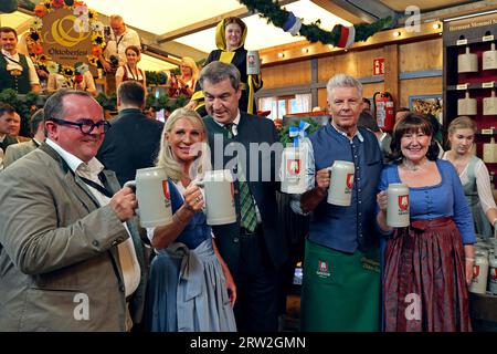 MÜNCHEN, Deutschland, 16. 2023. September: Der Münchner Bürgermeister Dieter REITER und seine Frau Petra Reiter eröffnen am 16. Samstag das Oktoberfest München 188, auch WIESN genannt, im Schottenhamel Bierzelt. September in München. Im Bild auch (L) Markus SÖDER, SOEDER, deutscher Politiker, seit 2018 Ministerpräsident Bayerns und seit 2019 Leiter der Christlichen Sozialunion in Bayern (CSU). Mit seiner Frau Karin Baumueller. Die traditionelle Veranstaltung endet am 3. Oktober Das Oktoberfest ist das größte Volksfest der Welt und zieht es an Stockfoto