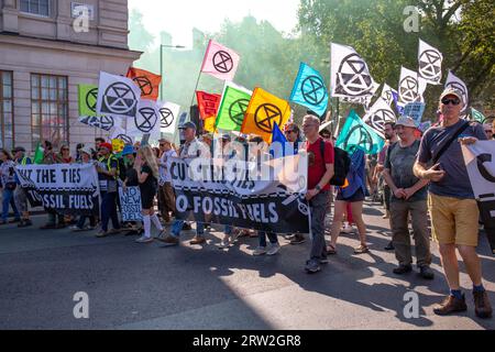 London, England, Großbritannien 16. September 2023 Demonstranten aus einer Koalition von Bewegungen marschieren gegen fossile Brennstoffe in einer gemeinsamen britischen Aktion mit Protesten in mehr als 60 Ländern. Zu den Demonstranten gesellten sich die roten Rebellen, und eine Theateraktion, in der Kier Starmer die großen Ölkonzerne unterhielt, die gefälschtes Öl aus einer Champagnerflasche in Champagnergläser gossen, wurde abgehalten. Quelle: Denise Laura Baker/Alamy Live News Stockfoto