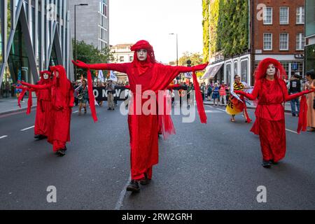 London, England, Großbritannien 16. September 2023 Demonstranten aus einer Koalition von Bewegungen marschieren gegen fossile Brennstoffe in einer gemeinsamen britischen Aktion mit Protesten in mehr als 60 Ländern. Zu den Demonstranten gesellten sich die roten Rebellen, und eine Theateraktion, in der Kier Starmer die großen Ölkonzerne unterhielt, die gefälschtes Öl aus einer Champagnerflasche in Champagnergläser gossen, wurde abgehalten. Quelle: Denise Laura Baker/Alamy Live News Stockfoto