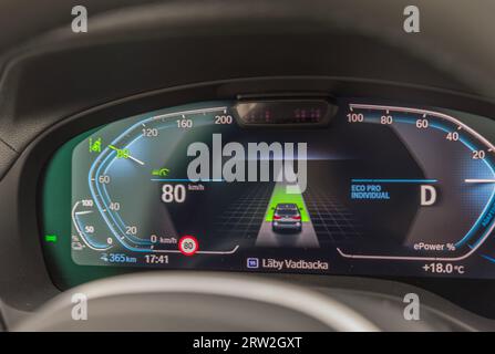 Nahaufnahme eines fahrenden Fahrzeugs mit Tachometer-Design und 80 km/h auf dem neuen Elektroauto BMW iX3 M-Sport. Stockfoto