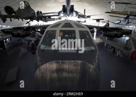 Boeing B-52 Stratofortress mit A-10 Thunderbolt und F-15 Eagle dahinter Stockfoto