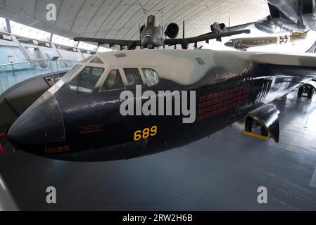 Boeing B-52 Stratofortress mit A-10 Thunderbolt II im Hintergrund Stockfoto