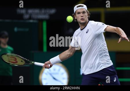 Split, Kroatien. Juli 2023. Otto Virtanen aus Finnland gibt den Ball an Mackenzie McDonald aus den USA zurück, als er am 16. September 2023 in Split, Kroatien, das Finale des Davis Cup 2023 in der Gruppe D absolvierte. Foto: Ivana Ivanovic/PIXSELL Credit: Pixsell/Alamy Live News Stockfoto