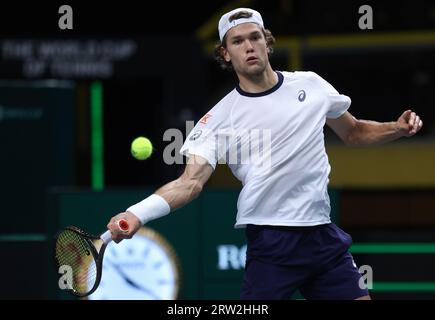 Split, Kroatien. Juli 2023. Otto Virtanen aus Finnland gibt den Ball an Mackenzie McDonald aus den USA zurück, als er am 16. September 2023 in Split, Kroatien, das Finale des Davis Cup 2023 in der Gruppe D absolvierte. Foto: Ivana Ivanovic/PIXSELL Credit: Pixsell/Alamy Live News Stockfoto