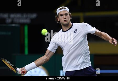 Split, Kroatien. Juli 2023. Otto Virtanen aus Finnland gibt den Ball an Mackenzie McDonald aus den USA zurück, als er am 16. September 2023 in Split, Kroatien, das Finale des Davis Cup 2023 in der Gruppe D absolvierte. Foto: Ivana Ivanovic/PIXSELL Credit: Pixsell/Alamy Live News Stockfoto