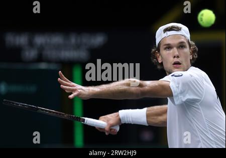 Split, Kroatien. Juli 2023. Otto Virtanen aus Finnland gibt den Ball an Mackenzie McDonald aus den USA zurück, als er am 16. September 2023 in Split, Kroatien, das Finale des Davis Cup 2023 in der Gruppe D absolvierte. Foto: Ivana Ivanovic/PIXSELL Credit: Pixsell/Alamy Live News Stockfoto